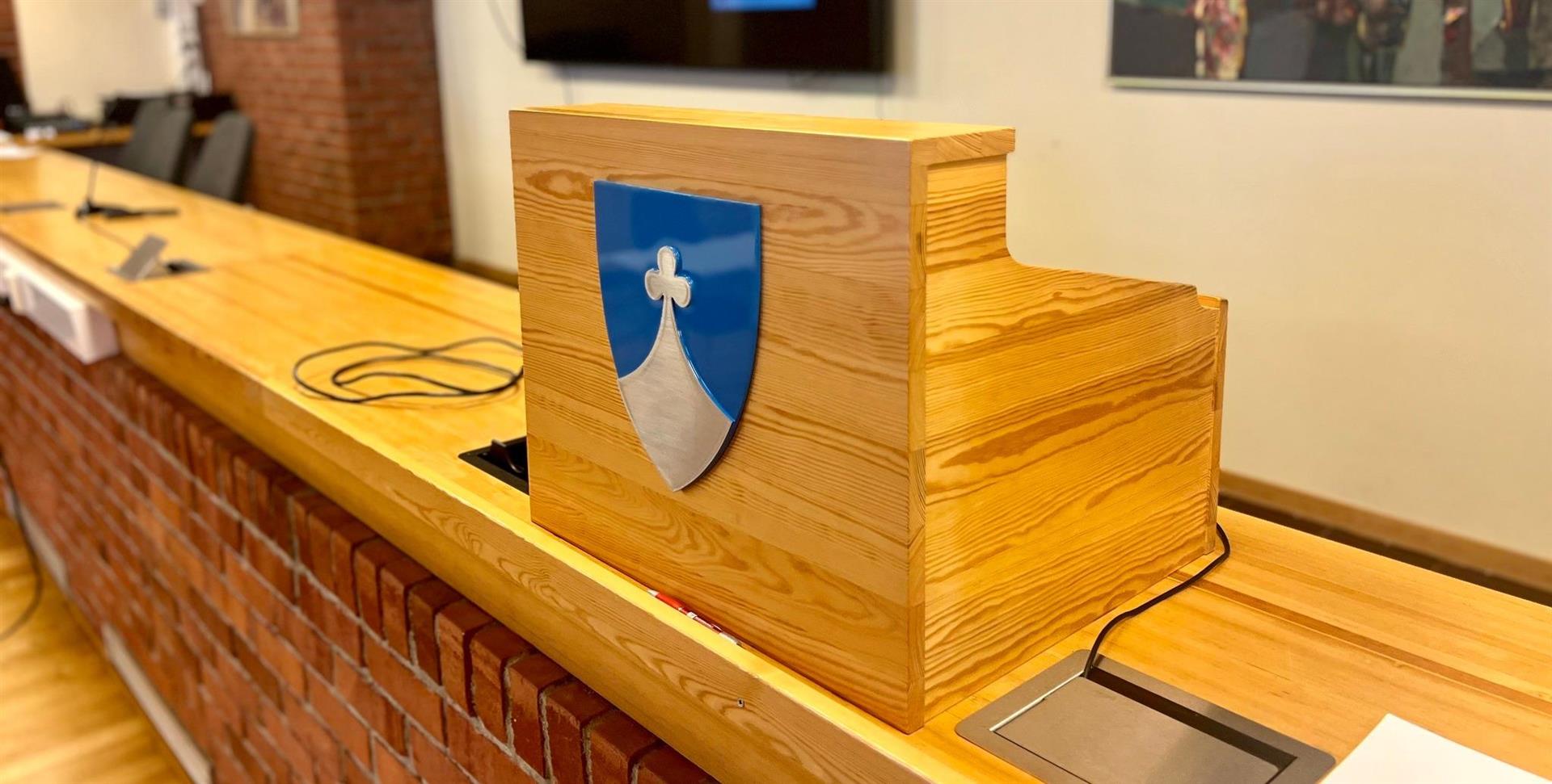 nærbilde av podium i storsalen ved Rissa rådhus