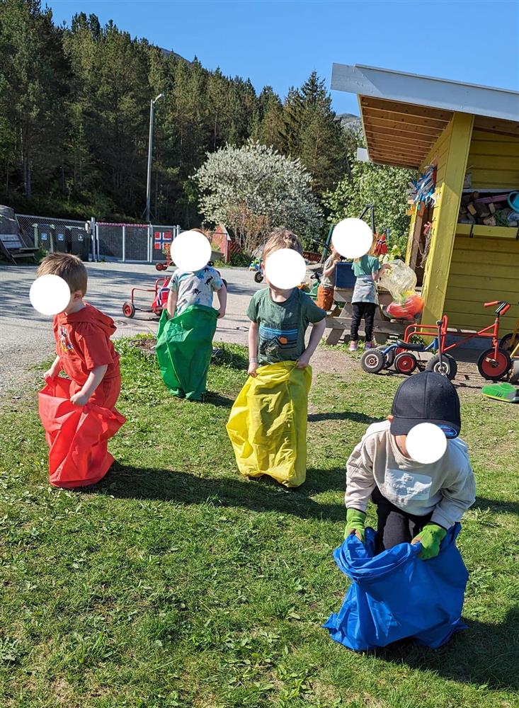 Barn leker med sekk.  - Klikk for stort bilde