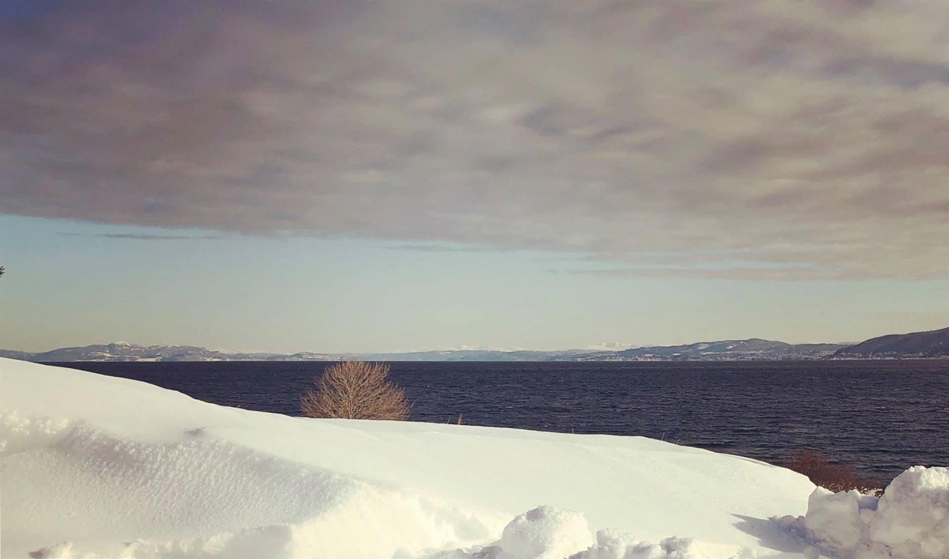Vinter og snø ved fjorden i Stadsbygd