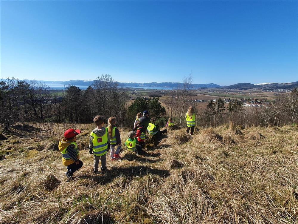 barn som er ute på tur over en åker - Klikk for stort bilde